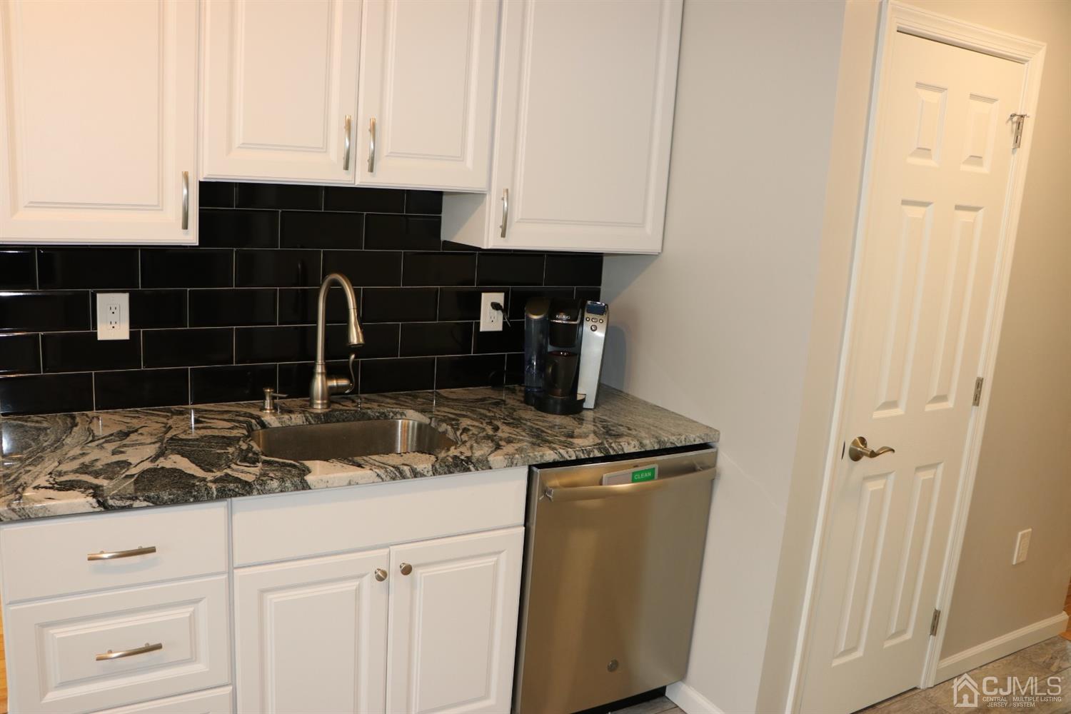 42 Rojewski Way Sayreville, NJ 08859 - Photo 9 of 30 Gallery Image 9