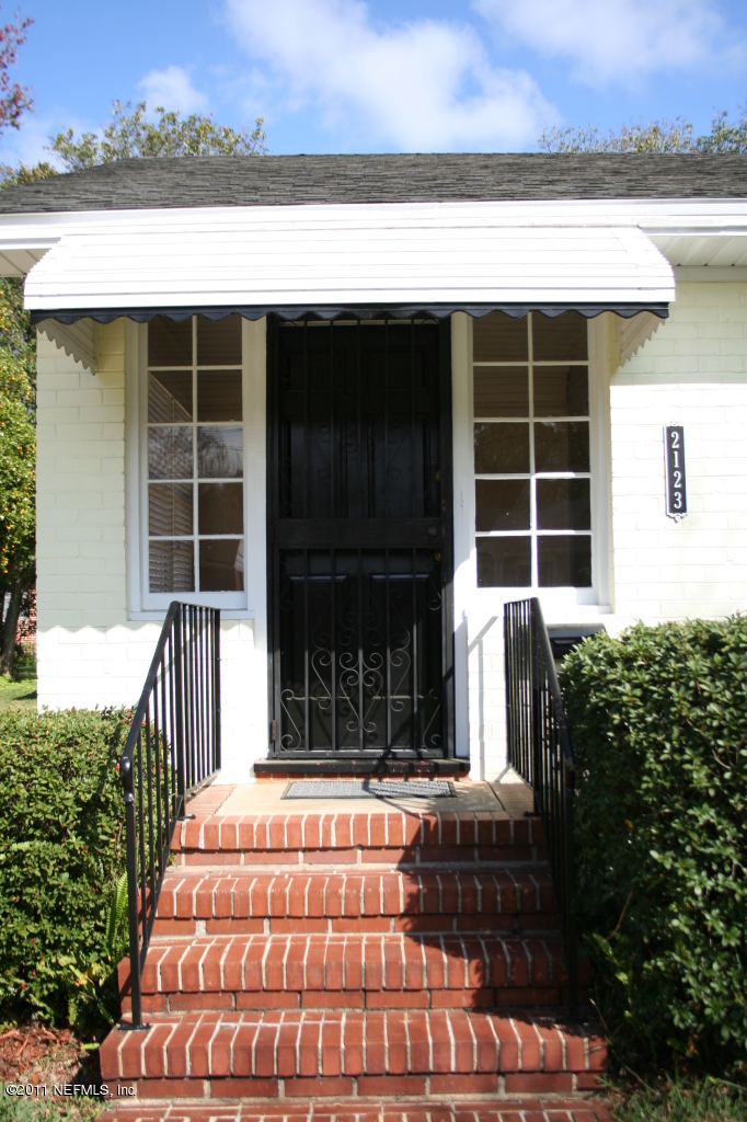 2123 Traymore Road Jacksonville, FL 32207 - Photo 4 of 29 Inviting Entry
