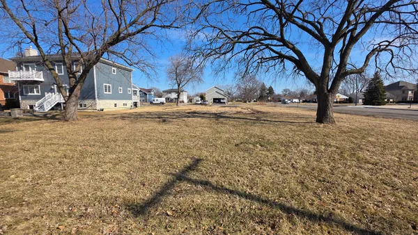 a view of yard with tree