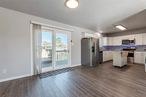 $2,650 | 442 Pompano Street, Bayou Vista, TX 77563