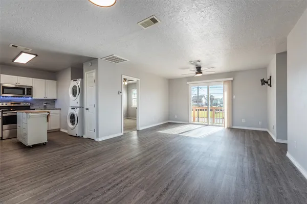 $2,650 | 442 Pompano Street, Bayou Vista, TX 77563