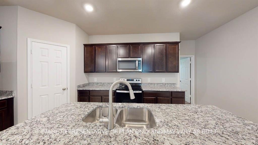 3201 Cyprian Road Lorena, TX 76655 - Photo 4 of 27 a spacious bathroom with a tub and a sink