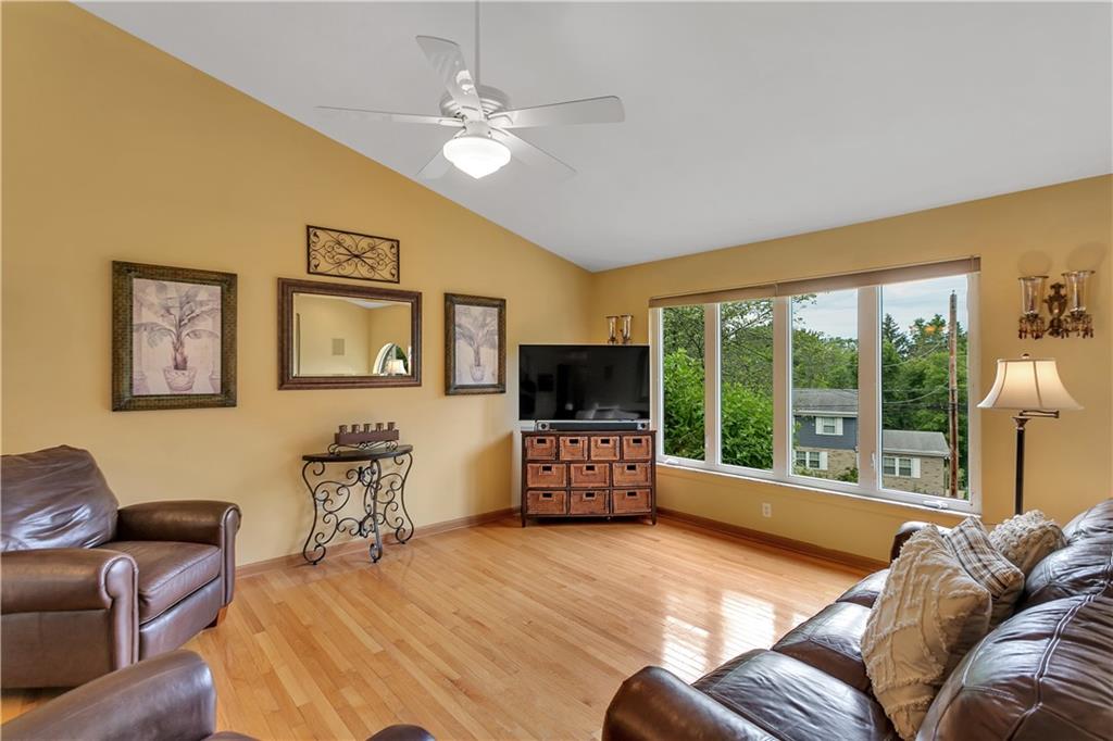 109 Greenhill Road Pittsburgh, PA 15237 - Photo 3 of 30 Gallery Image 3
