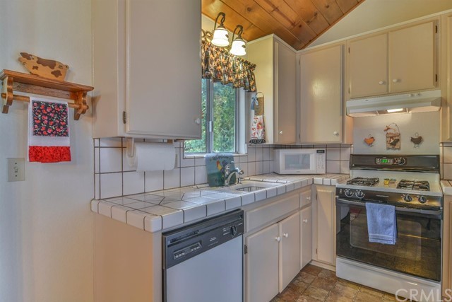 347 Donner Drive Crestline, CA 92325 - Photo 7 of 27 a kitchen with a sink stove and cabinets