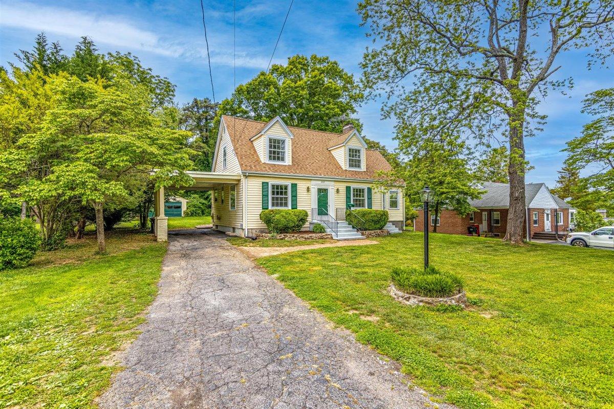 3223 Lawndale Road Roanoke, VA 24018 - Photo 2 of 37 a front view of a house with a yard