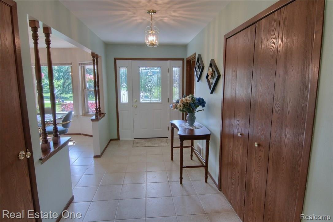 784 Harlan Court Rochester, MI 48307 - Photo 4 of 29 Foyer.jpg