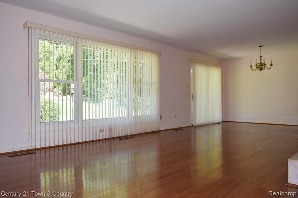 933 North Reading Road Bloomfield Hills, MI 48304 - Photo 16 of 30 Living Room 1.jpg