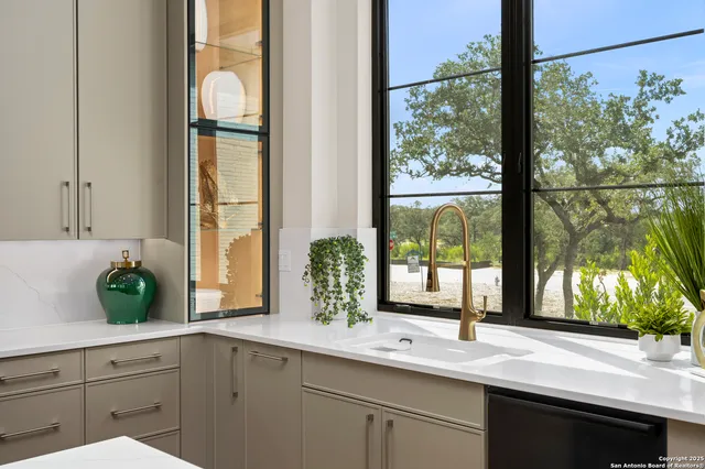 $1,100,000 | 8191 Blue Oak Way, San Antonio, TX 78266