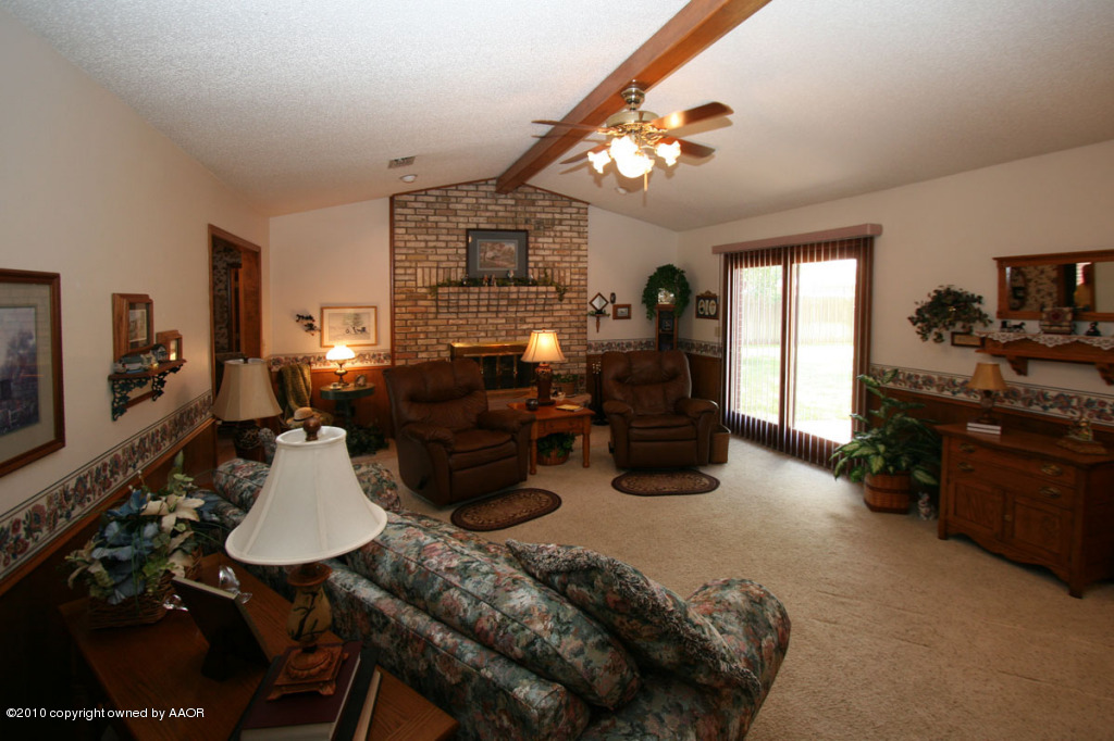 6809 Rochelle Lane Amarillo, TX 79109 - Photo 3 of 14 living room