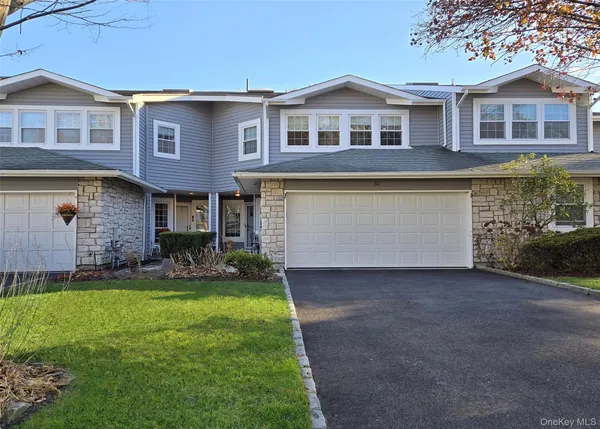 $749,999 | 31 Hampshire Court, Unit 31, Holbrook, NY 11741