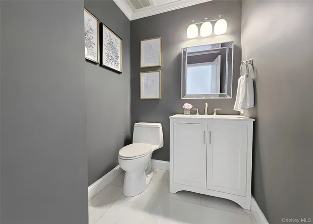 $749,999 | 31 Hampshire Court, Unit 31, Holbrook, NY 11741