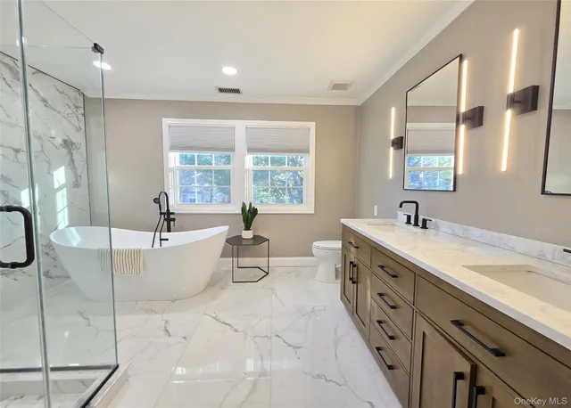 $749,999 | 31 Hampshire Court, Unit 31, Holbrook, NY 11741