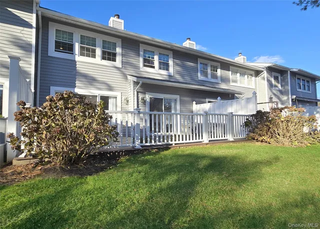 $749,999 | 31 Hampshire Court, Unit 31, Holbrook, NY 11741