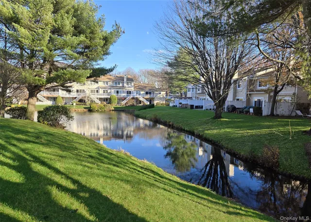 $749,999 | 31 Hampshire Court, Unit 31, Holbrook, NY 11741