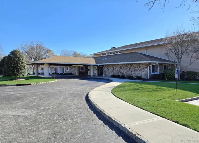 $749,999 | 31 Hampshire Court, Unit 31, Holbrook, NY 11741