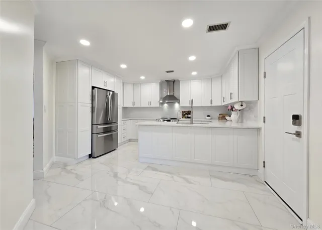 $749,999 | 31 Hampshire Court, Unit 31, Holbrook, NY 11741