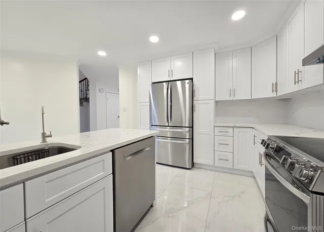 $749,999 | 31 Hampshire Court, Unit 31, Holbrook, NY 11741