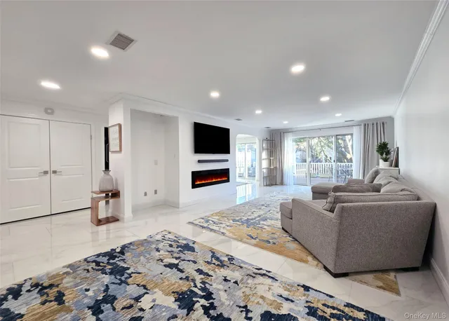 $749,999 | 31 Hampshire Court, Unit 31, Holbrook, NY 11741