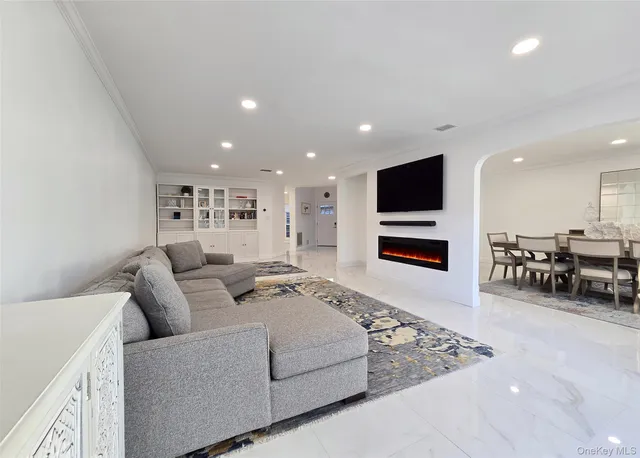 $749,999 | 31 Hampshire Court, Unit 31, Holbrook, NY 11741