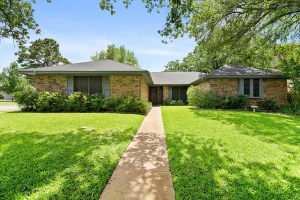 $320,000 | 2811 Valparaiso Trail, Arlington, TX 76017