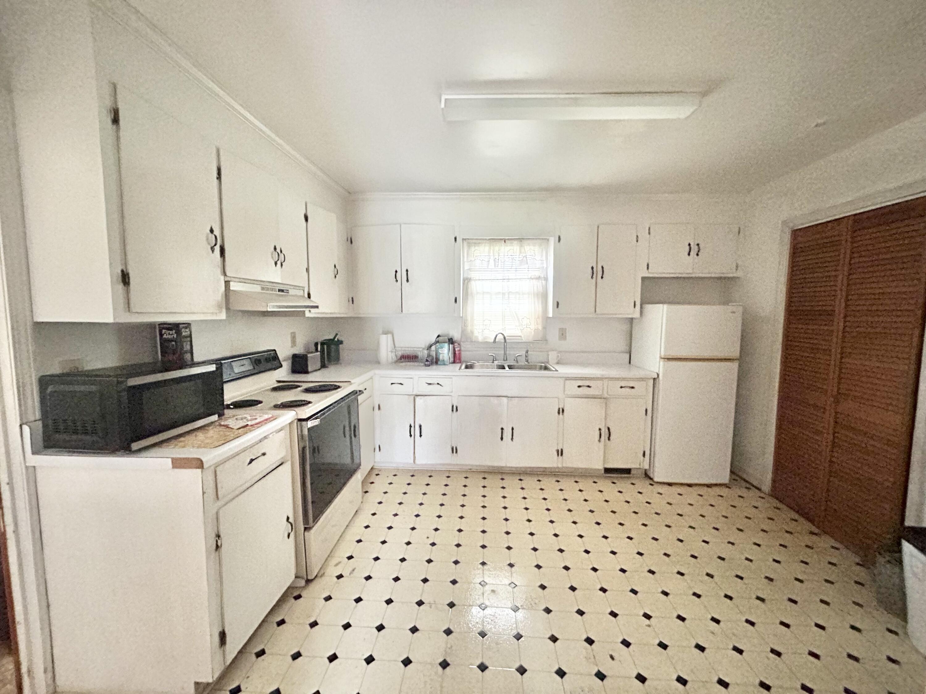 4304 Alex Harvin Highway Manning, SC 29102 - Photo 6 of 13 Kitchen