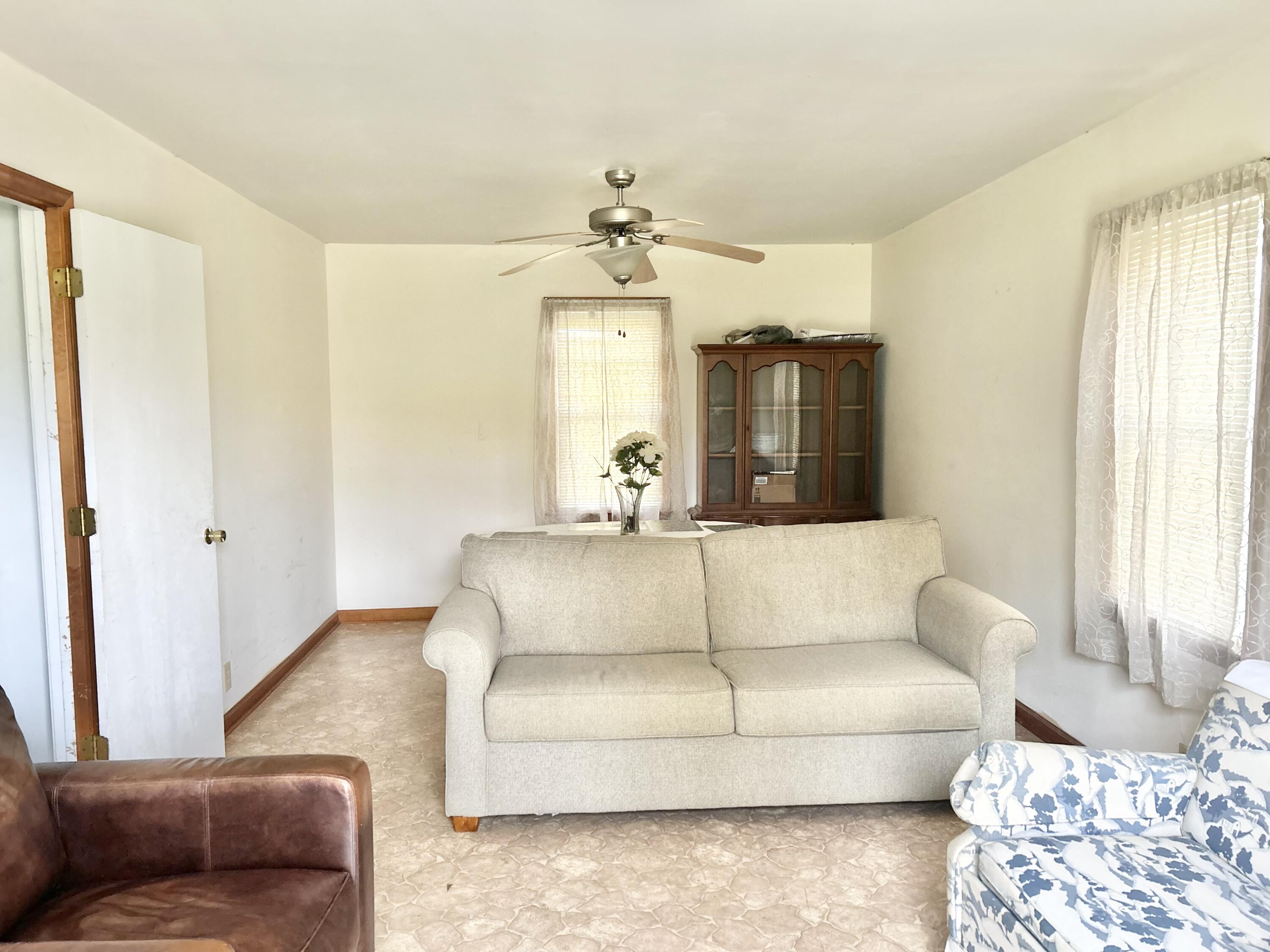 4304 Alex Harvin Highway Manning, SC 29102 - Photo 8 of 13 Additional Room