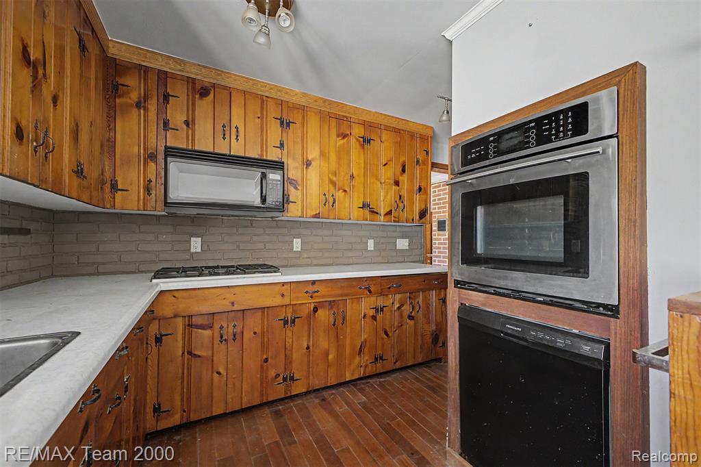 2145 Oakville Waltz Road New Boston, MI 48164 - Photo 12 of 56