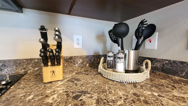 $1,250 | 300 Park Avenue, Staples, TX 78655