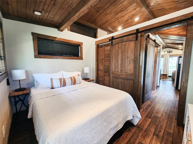 $1,250 | 300 Park Avenue, Staples, TX 78655