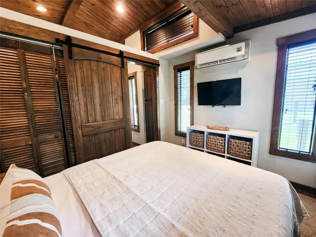 $1,250 | 300 Park Avenue, Staples, TX 78655