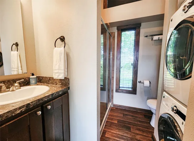 $1,250 | 300 Park Avenue, Staples, TX 78655