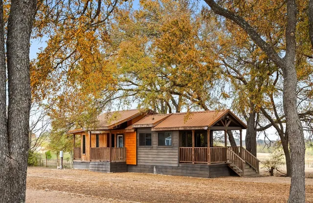 $1,250 | 300 Park Avenue, Staples, TX 78655