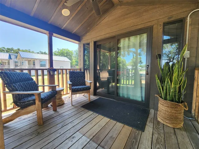 $1,250 | 300 Park Avenue, Staples, TX 78655