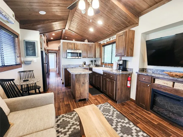 $1,250 | 300 Park Avenue, Staples, TX 78655