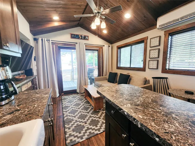 $1,250 | 300 Park Avenue, Staples, TX 78655