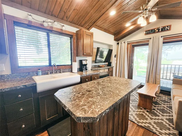 $1,250 | 300 Park Avenue, Staples, TX 78655