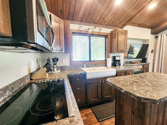 $1,250 | 300 Park Avenue, Staples, TX 78655