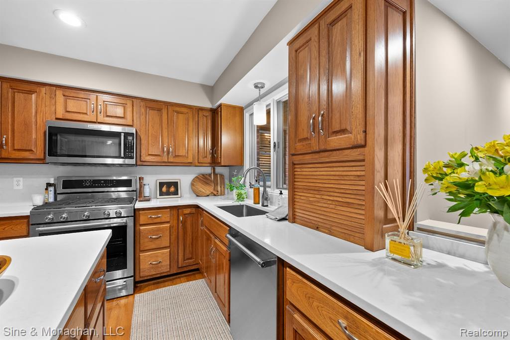 210 Mead Road Rochester Hills, MI 48306 - Photo 8 of 56