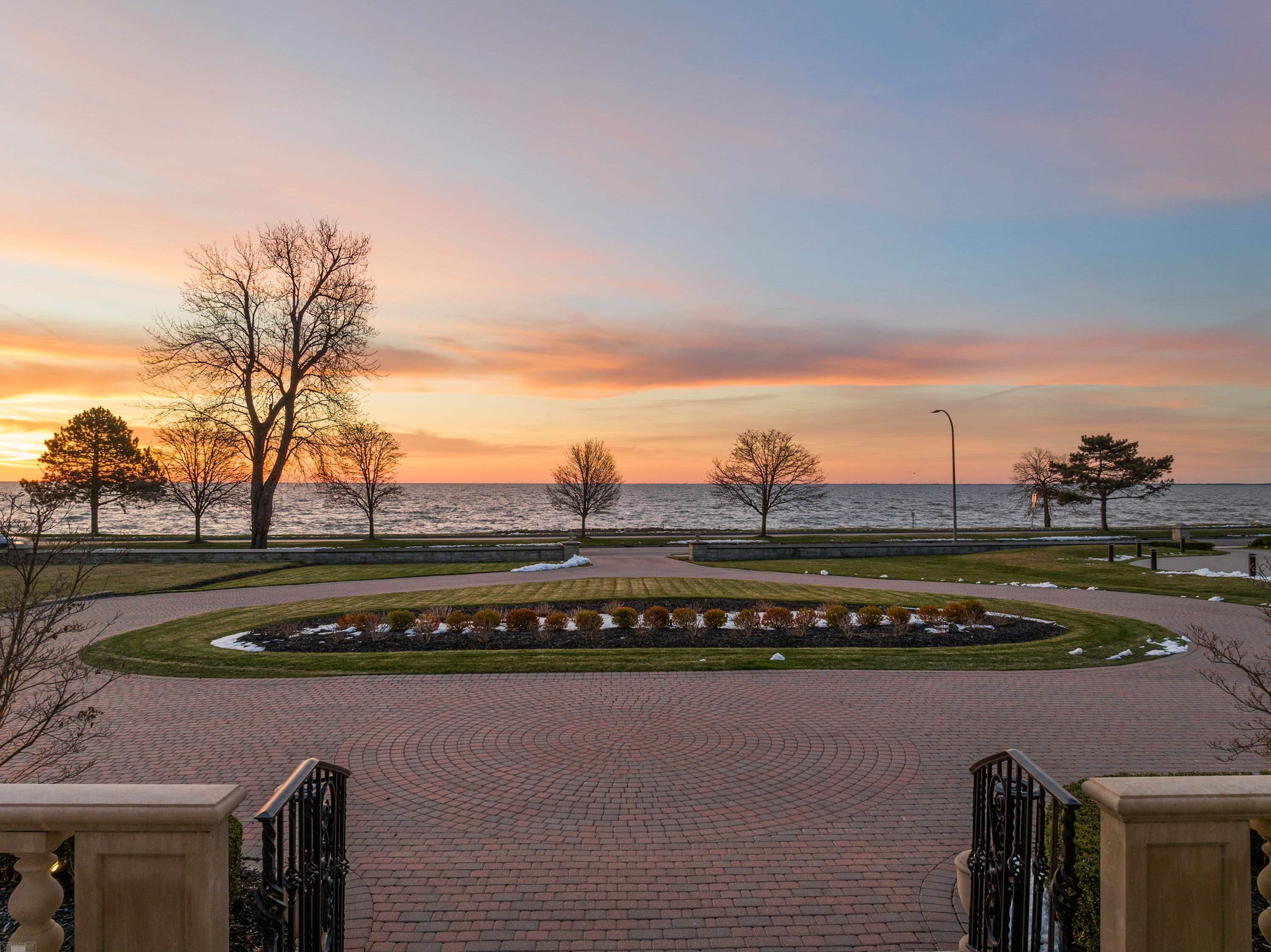 505 Lake Shore Road Grosse Pointe, MI 48236 - Photo 8 of 99 50112077-94c39e1e-265c-4d6a-b86d-b68281795d3f.JPG