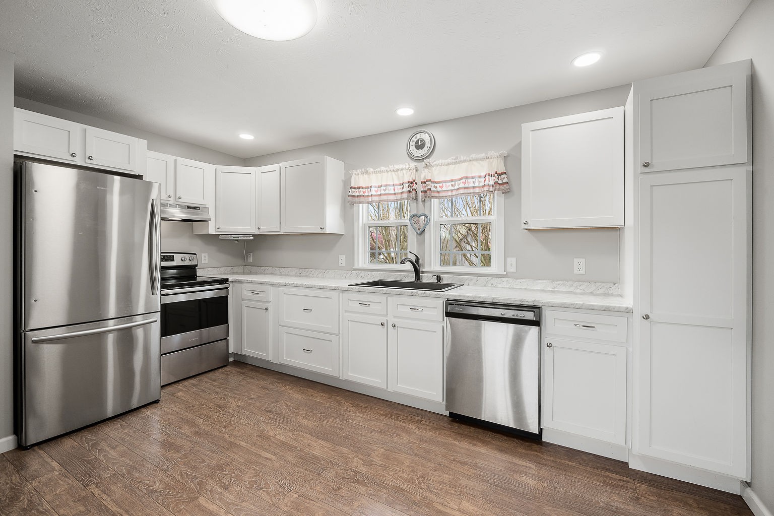 9025 Austin Bottom Road Baxter, TN 38544 - Photo 8 of 35 a kitchen with granite countertop stainless steel appliances and white cabinets