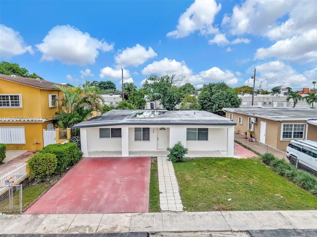 a view of a yard in front of house