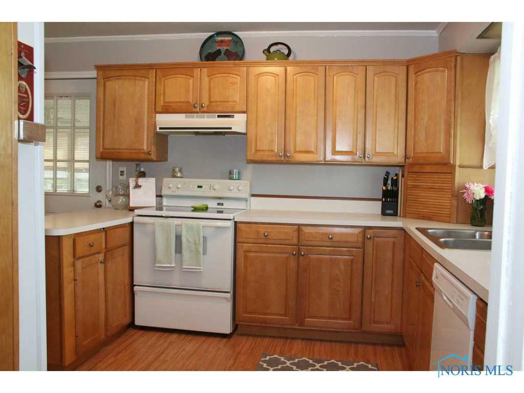 5815 Moline Martin Road Walbridge, OH 43465 - Photo 7 of 17 Kitchen.