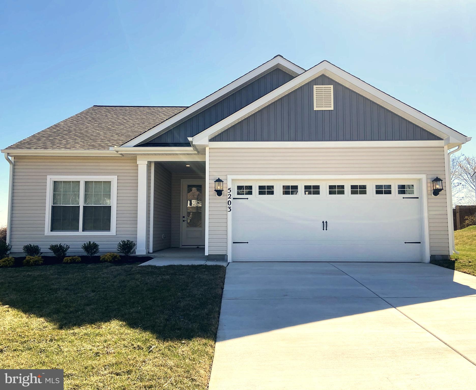 Exterior 
2 Car Garage 
Covered Front Porch