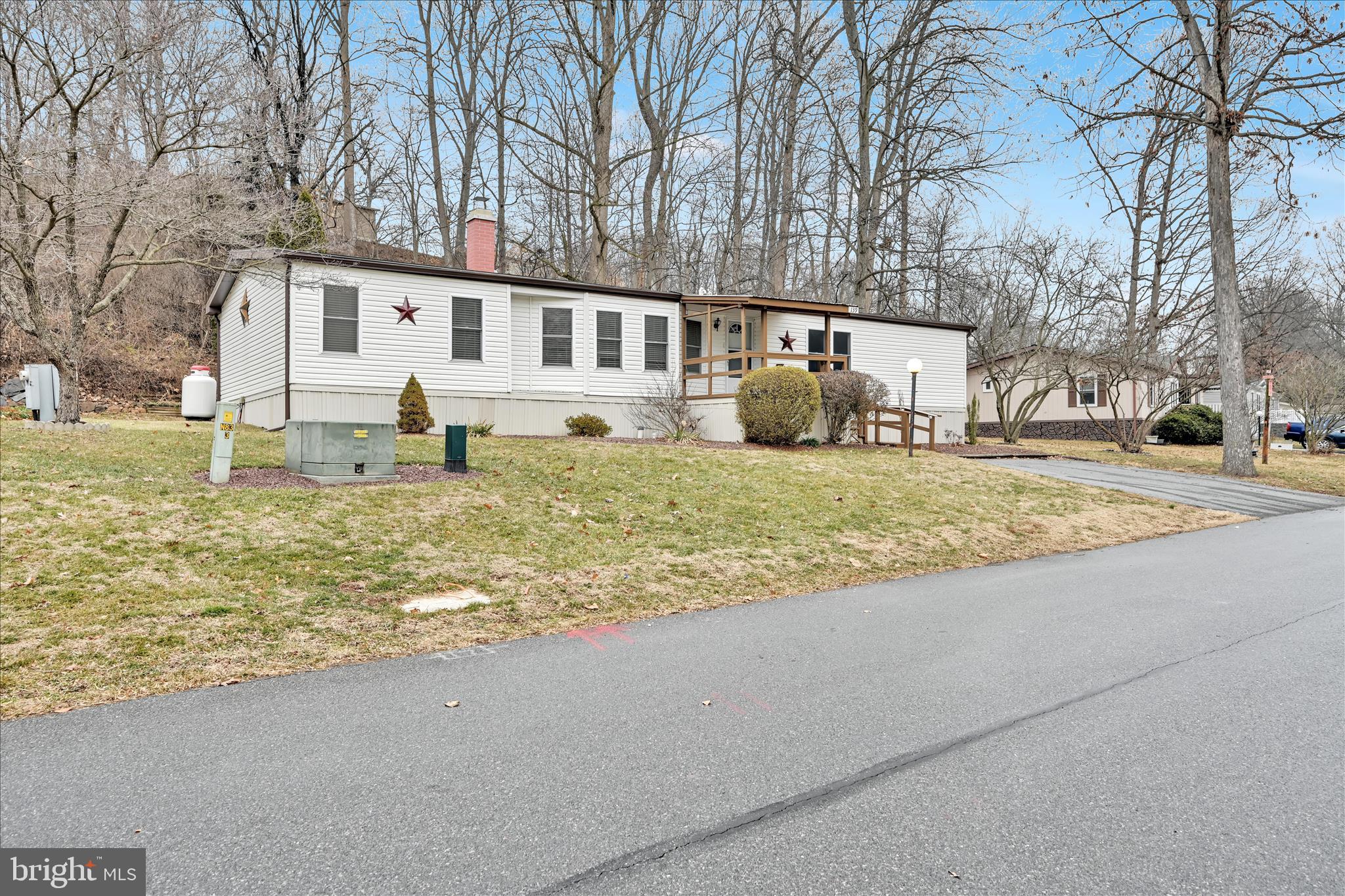 139 Sun Valley Road Elizabethtown, PA 17022 - Photo 4 of 32 a front view of a house with garden