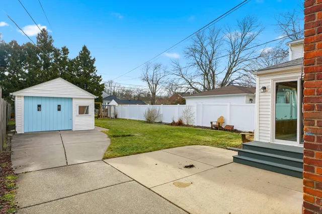 $309,000 | 1817 Manchester Boulevard, Grosse Pointe Woods, MI 48236