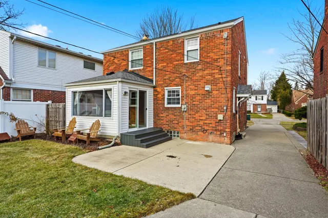 $309,000 | 1817 Manchester Boulevard, Grosse Pointe Woods, MI 48236