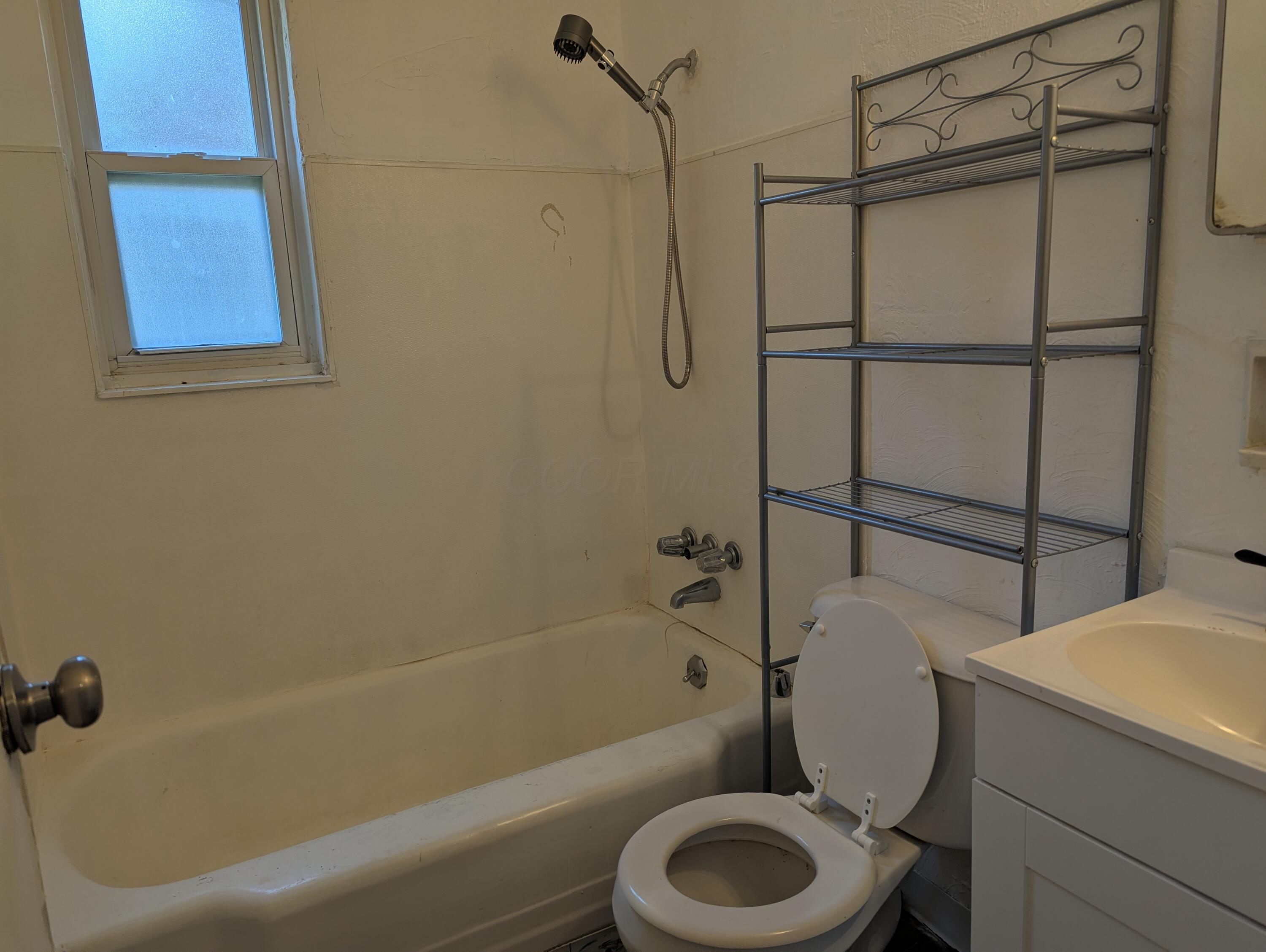 94 North Hampton Road Columbus, OH 43213 - Photo 16 of 23 PXL_20250810_204744464