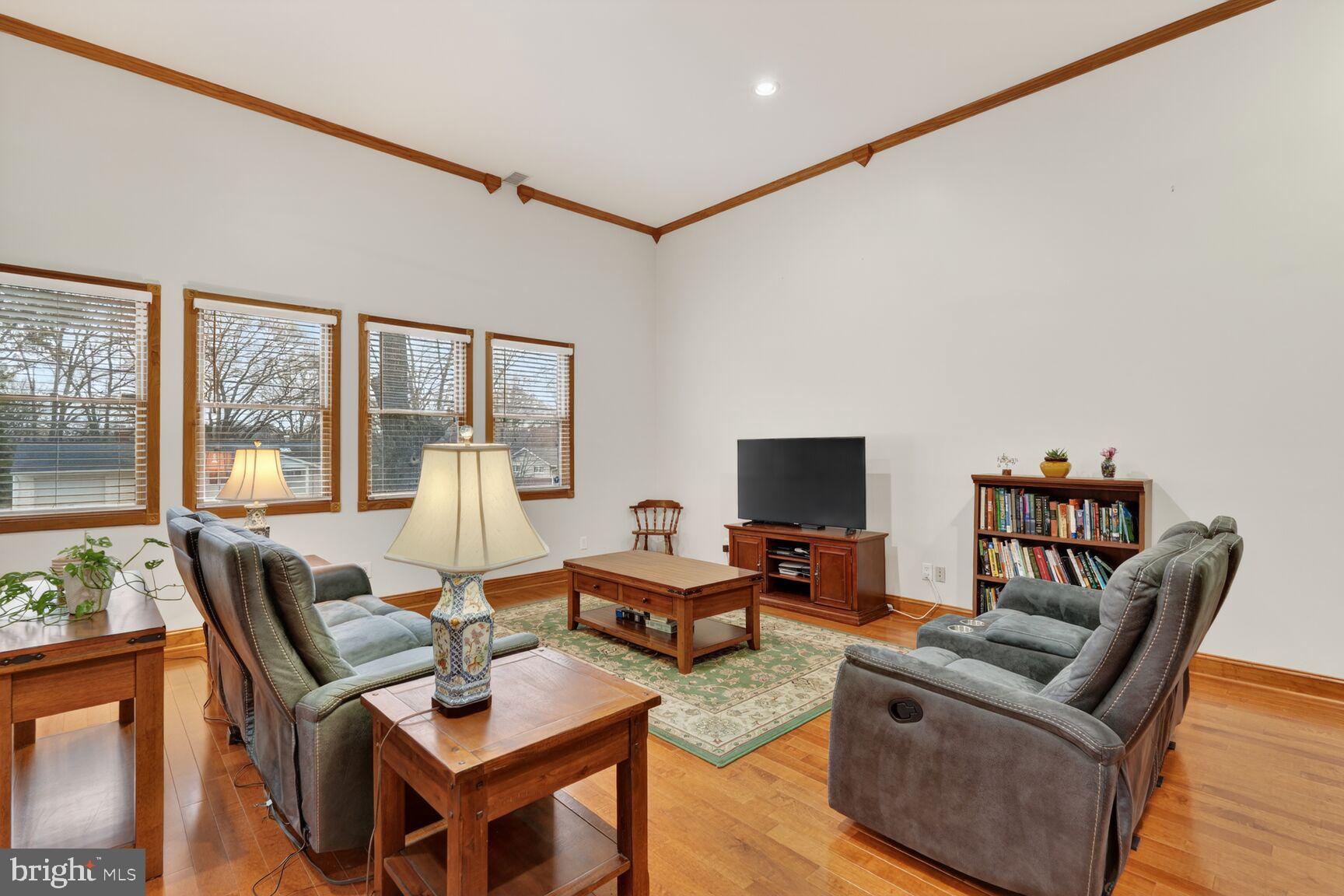 4406 Roundhill Road Alexandria, VA 22310 - Photo 6 of 48 Gallery Image 6