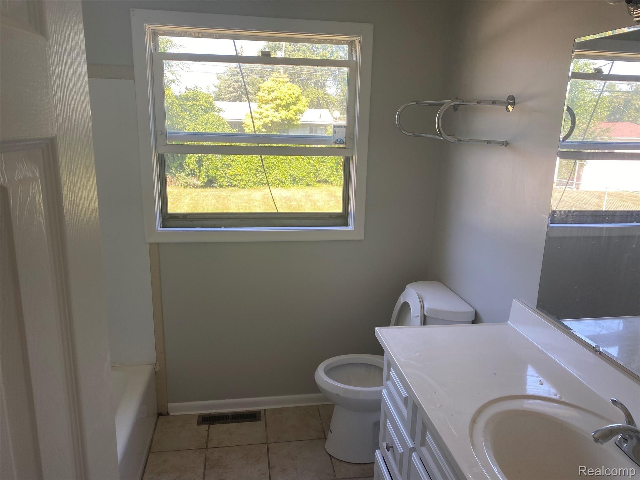 3569 Ridgecliffe Drive Flint, MI 48532 - Photo 6 of 13 IMG-3586.jpg