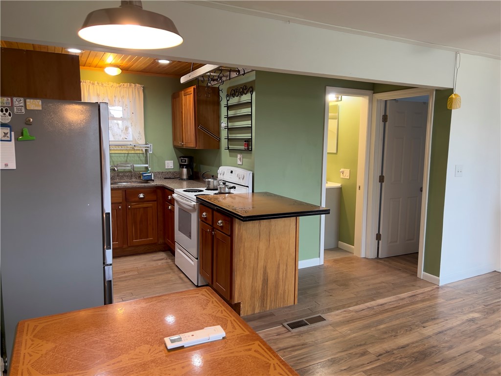 1802 Mooresfield Road South Kingstown, RI 02879 - Photo 7 of 34 Kitchen dining area.